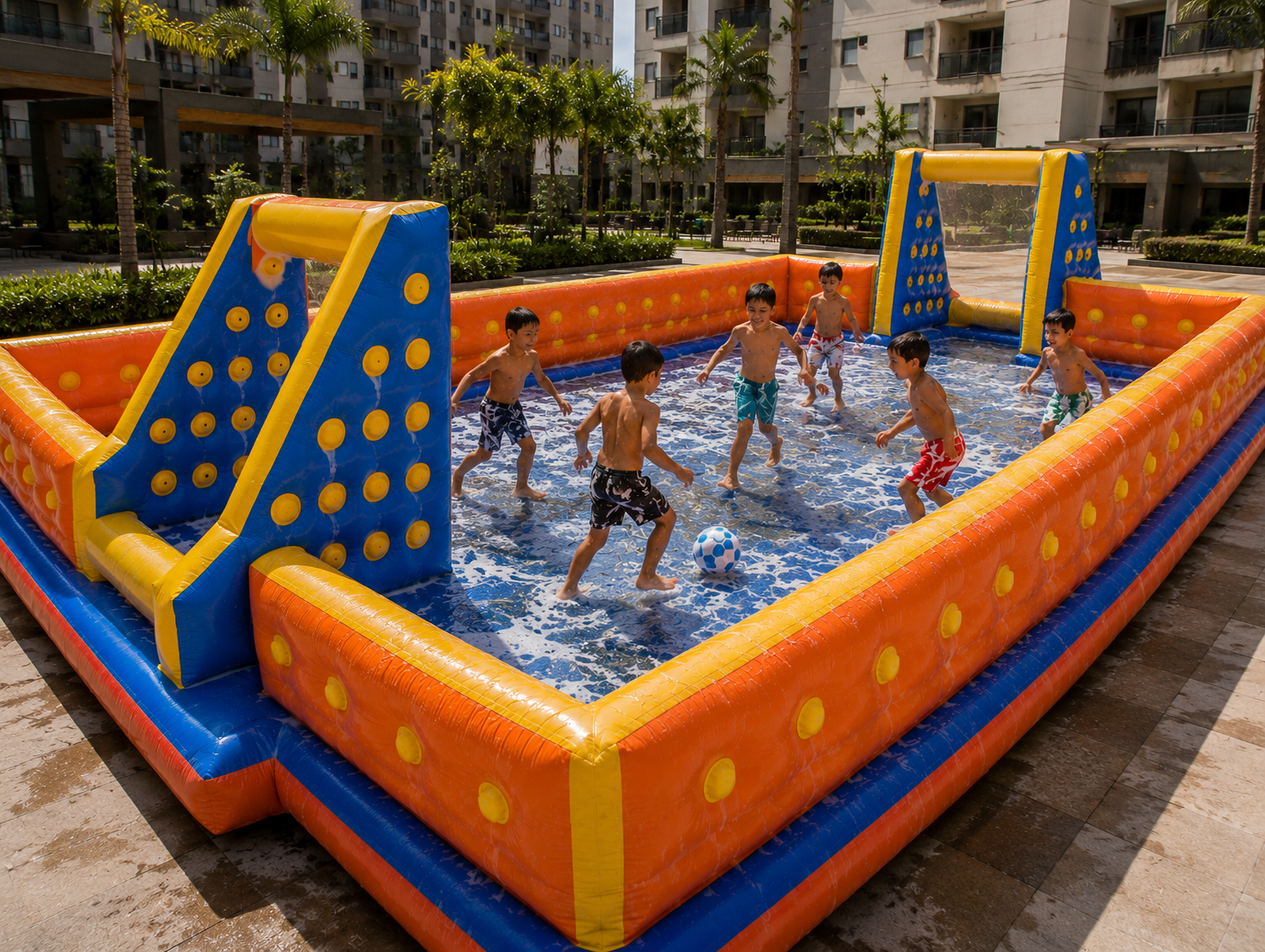 Futebol de sabão inflável com crianças brincando